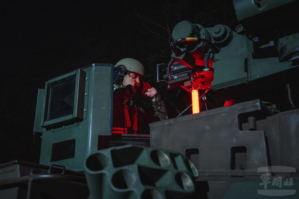 官兵在天色未亮之際，執行車輛檢查與通聯測試。（軍聞社記者陳彥樺攝）