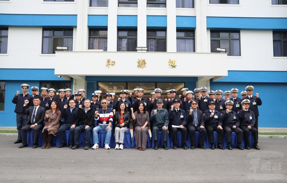 馬召委與海軍大氣海洋局官兵代表合影。（軍聞社記者林澤廷攝）