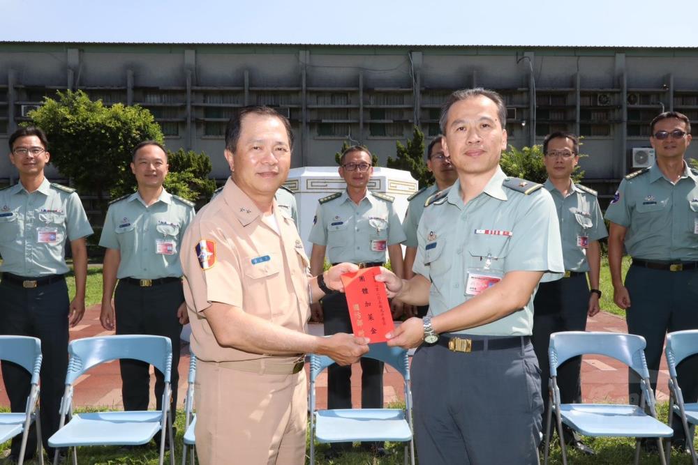 黃常次代表部長頒贈團體加菜金。（205廠提供）