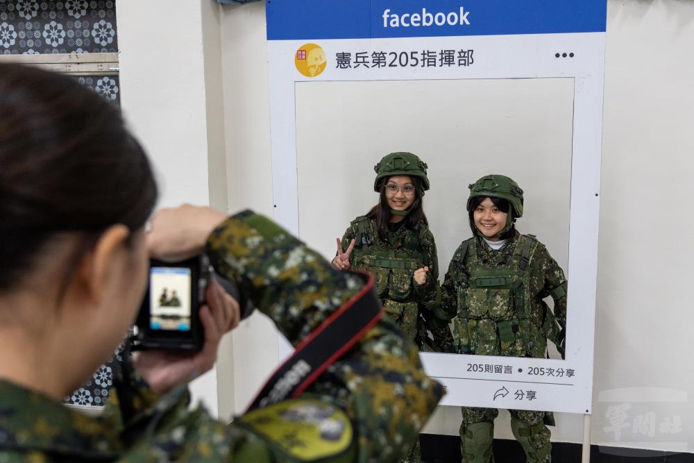 學員們穿著戰鬥個裝合影留念。（軍聞社記者吳東昇攝）