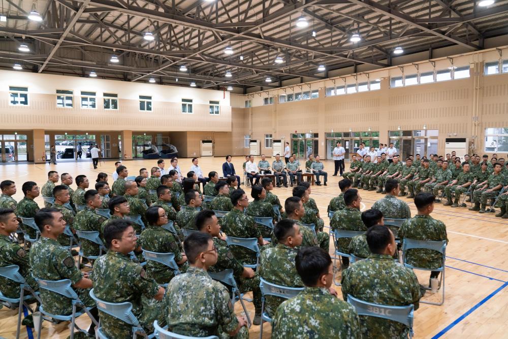 賴總統與官兵共同收視部隊操演紀實影片。（軍聞社記者林庭暉攝）