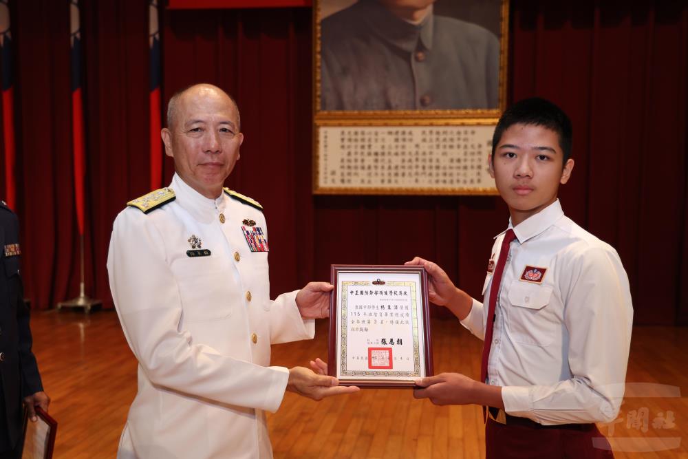 梅總長頒獎表揚成績績優國中部學生。（軍聞社記者林澤廷攝）