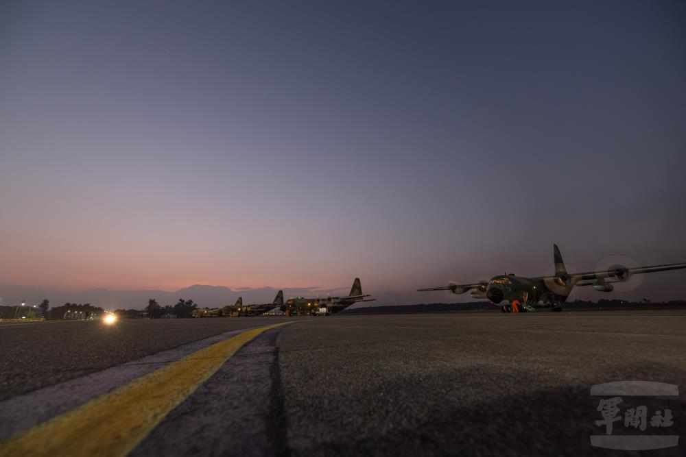 黎明，C-130H運輸機待命執行任務。（軍聞社記者林澤廷攝）