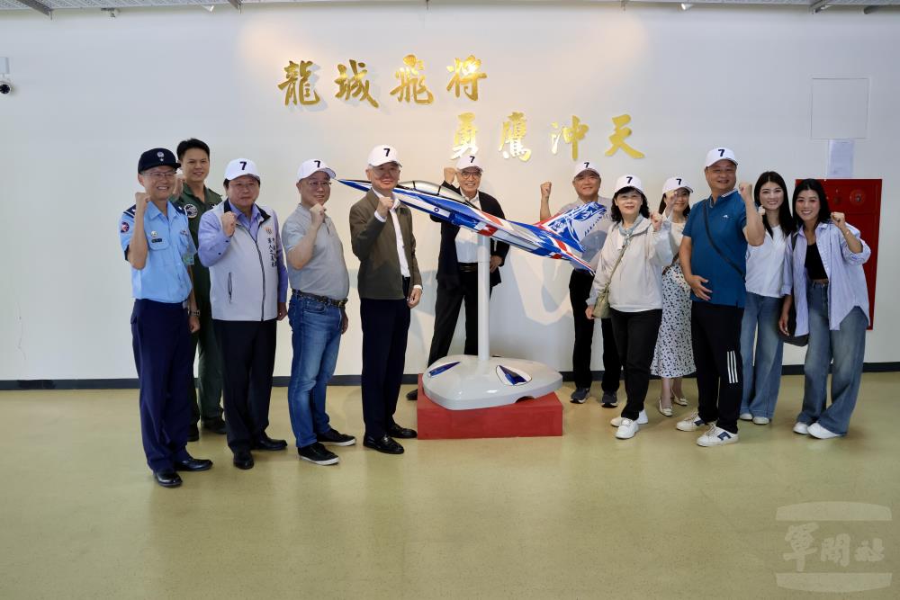 敬軍團與官兵合影。（空軍司令部提供）
