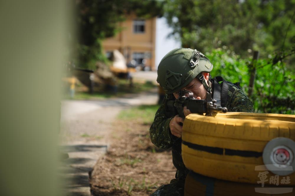 架設重層阻材後，官兵就掩蔽物實施警戒。（軍聞社記者文仁攝）