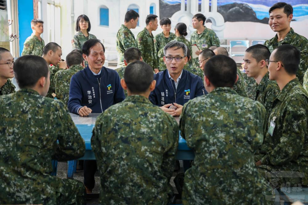 張副市長與役男們話家常，並為他們加油打氣。（軍聞社記者莊家宏攝）
