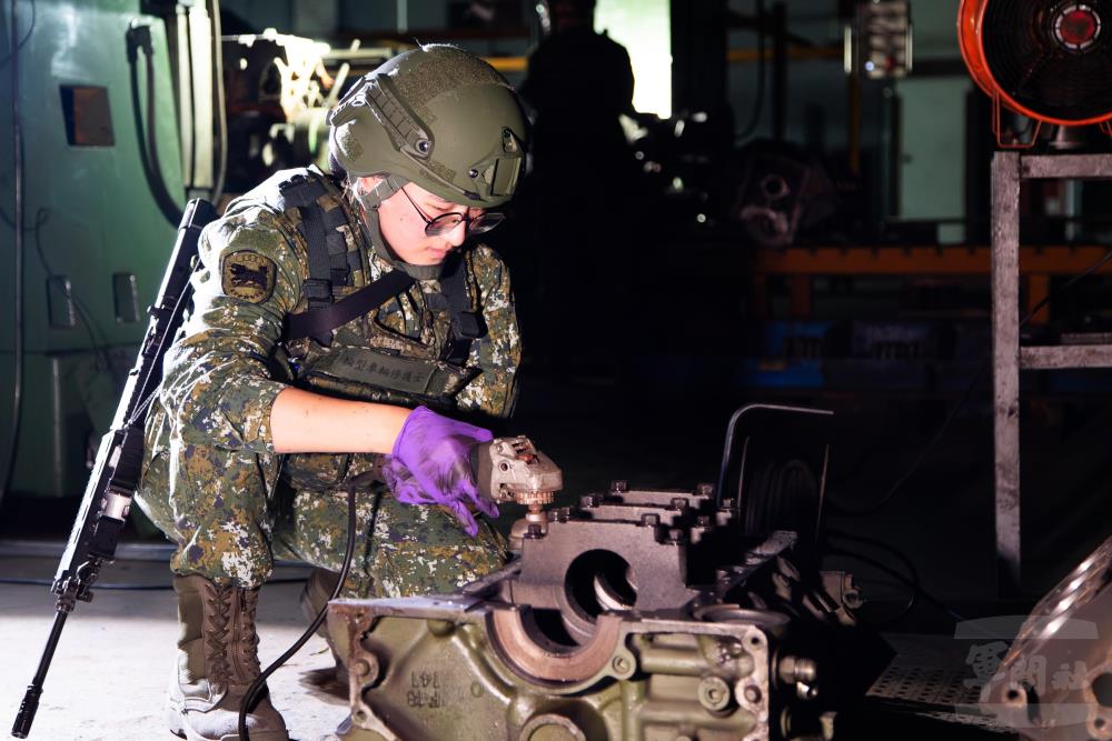 翻修工場官兵執行引擎缸體研磨作業。（軍聞社記者王進福攝）