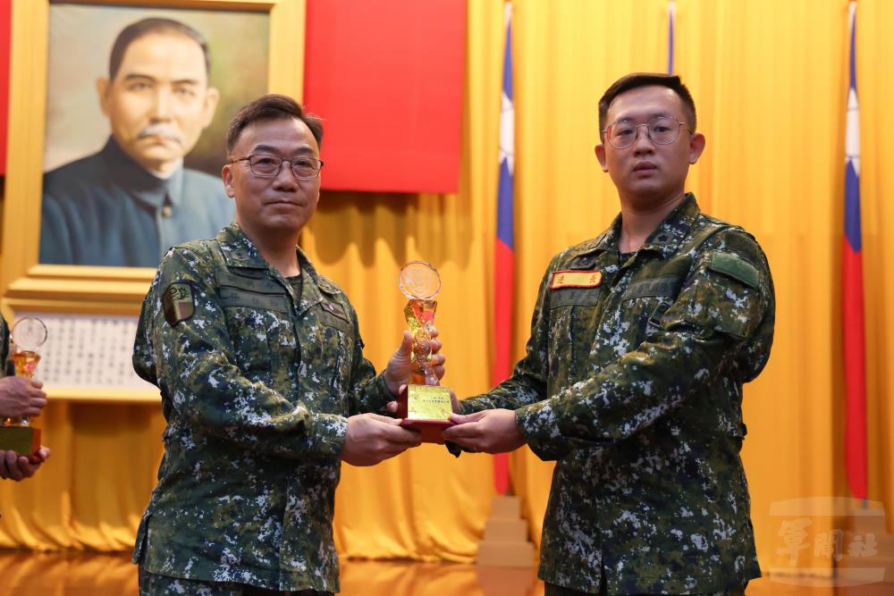 張副司令頒獎表揚團體總成績績優單位。（軍聞社記者林澤廷攝）