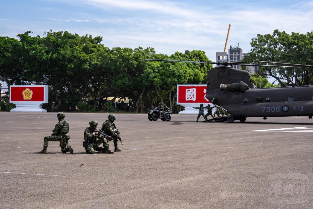 CH-47SD運輸直升機突擊機降，官兵駕駛ATV越野車出擊。（軍聞社記者尤昱翔攝）