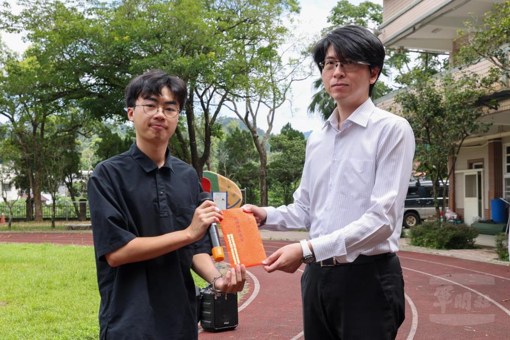 會統企業副董事長李啟銘致贈校務發展基金。（軍聞社記者莊家豪攝）