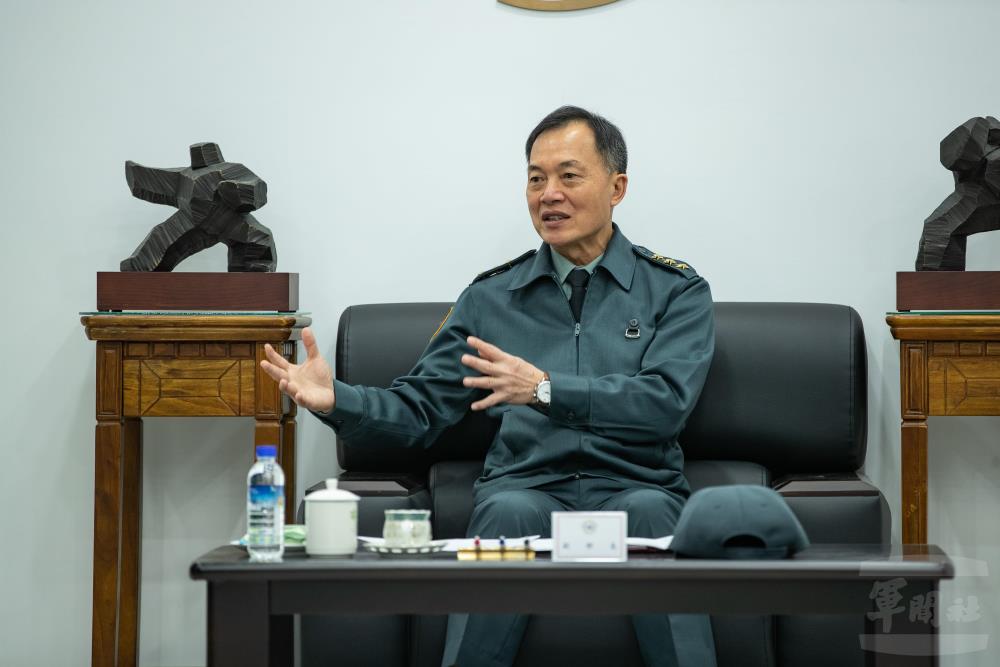 鍾副部長表示，必須以OGSM（目的、目標、策略、檢核）方式，清楚訂定階段性任務指標。（軍聞社記者王茗生攝）