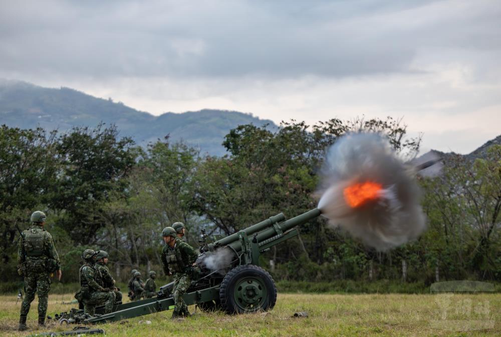 105榴彈砲檢驗射擊。（軍聞社記者吳柏融攝）