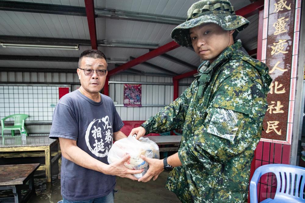 民眾感謝官兵協助運送民生物資。（軍聞社記者王茗生攝）