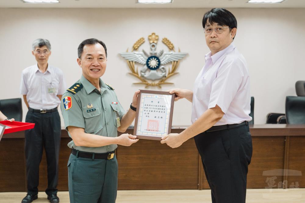鍾副部長頒發評選委員聘書。（軍聞社記者呂尚俞攝）