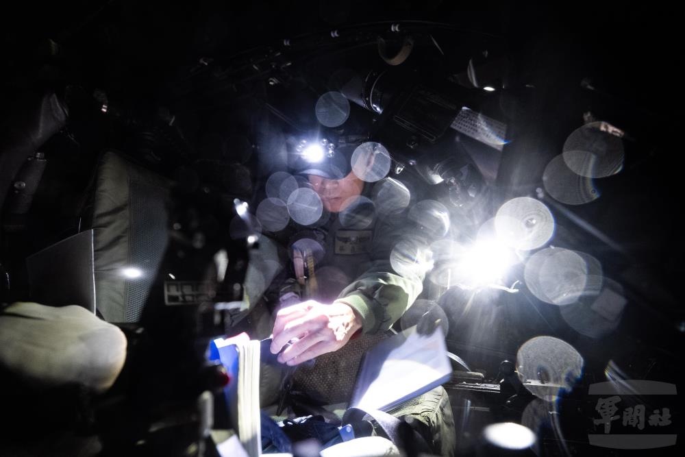 飛行員進行各項機務檢查。（軍聞社記者林庭暉攝）