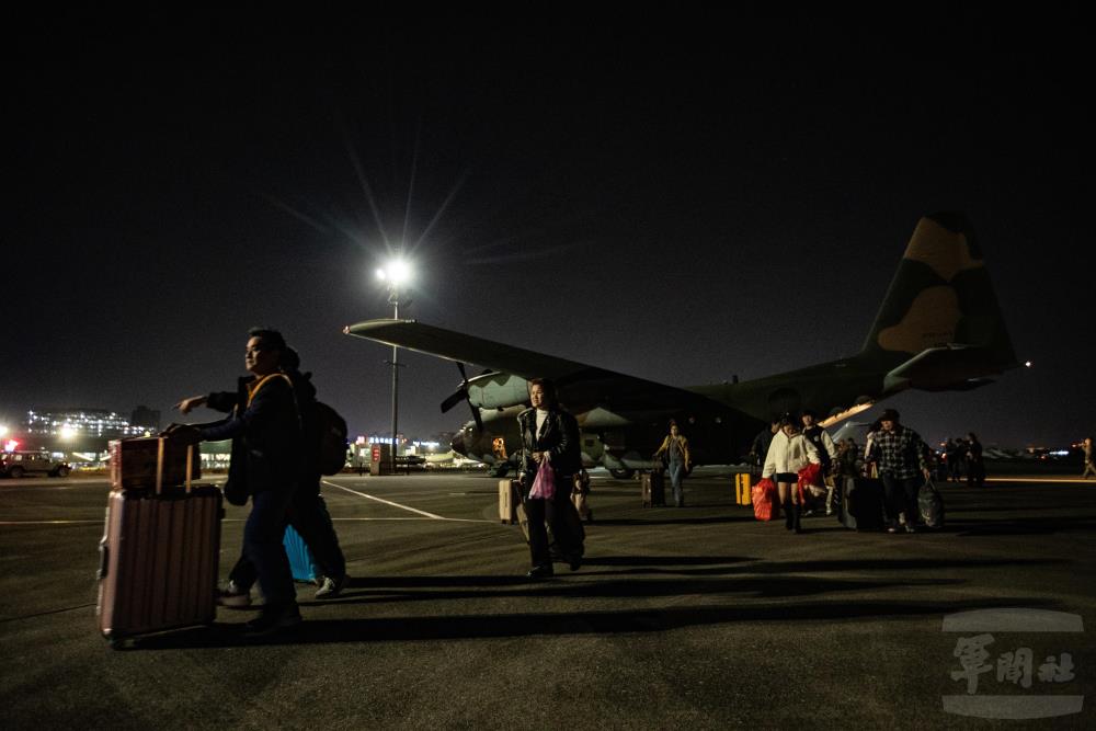 本次疏運載運國軍官兵、眷屬及民眾共計210人次安全返抵本島。（軍聞社記者王茗生攝）