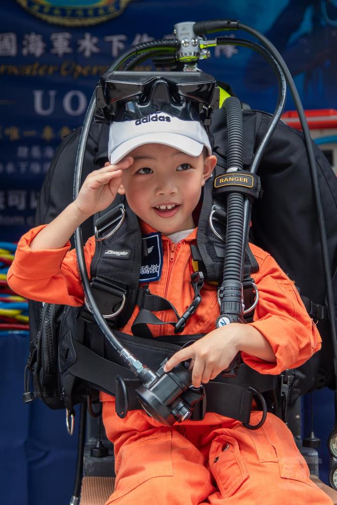 海軍192艦隊潛水裝備穿戴體驗。（軍聞社記者王進福攝）