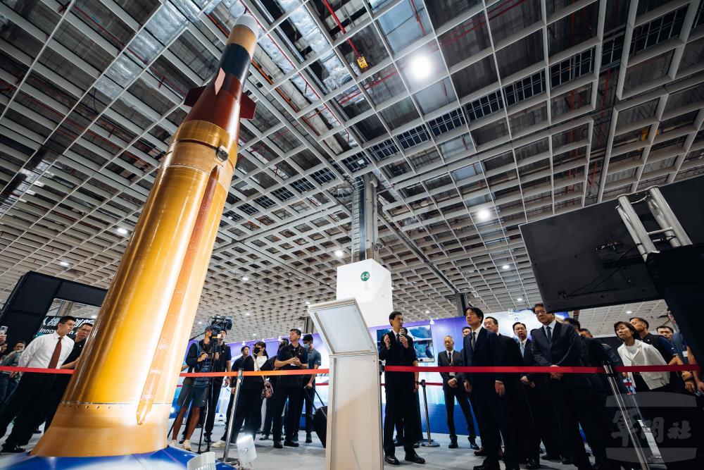 賴總統聽取強弓飛彈發射架及雷達等武器裝備說明。（軍聞社記者吳東昇攝）