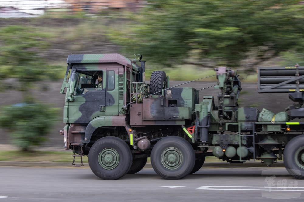 陸軍砲兵部隊派遣雷霆 2000多管火箭前往戰術位置。（軍聞社記者吳柏融攝）