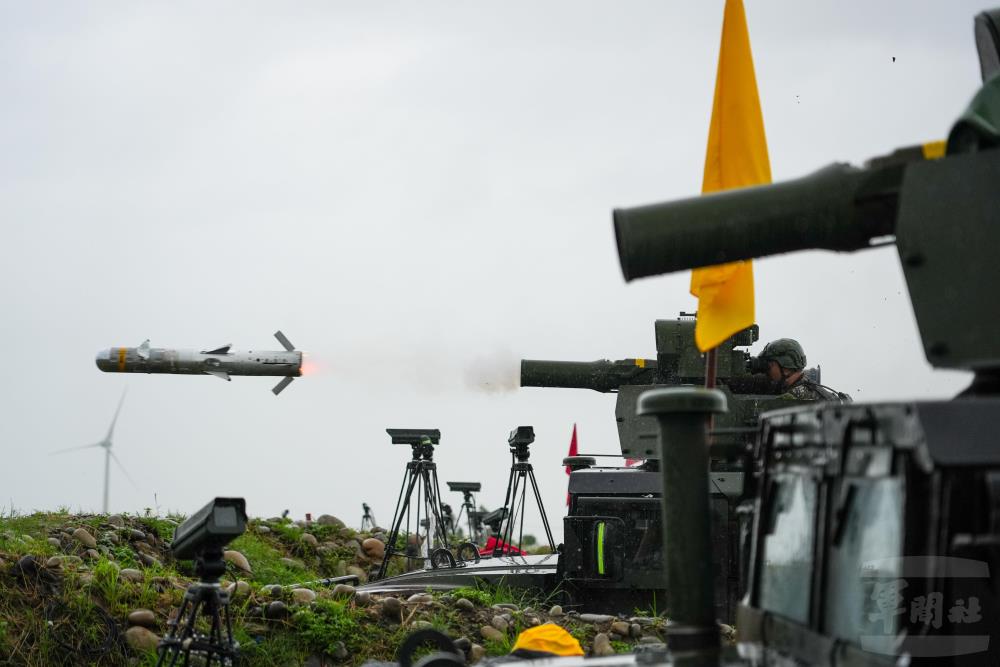 拖式2B飛彈實彈射擊。（軍聞社記者陳傳奇攝）