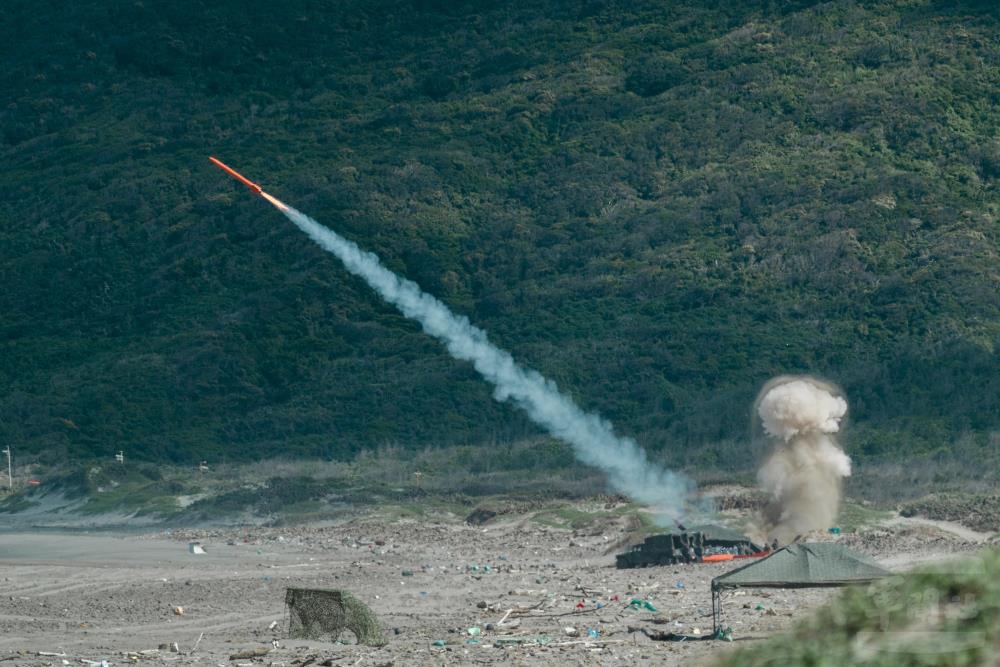 靶彈在指揮所倒數聲後，迅速竄升至空中。（軍聞社記者林庭暉攝）