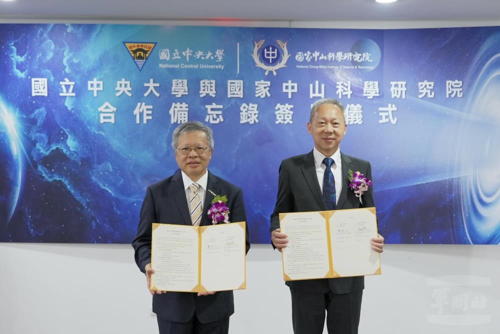 中科院李院長（右）與中央大學蕭校長簽署合作備忘錄。（中科院提供）