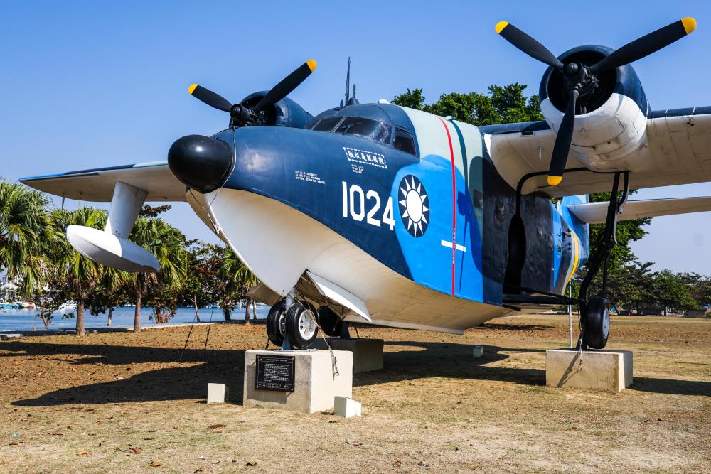 港濱歷史公園陳展HU-16A信天翁式水陸兩用機。（軍聞社記者周昇煒攝）