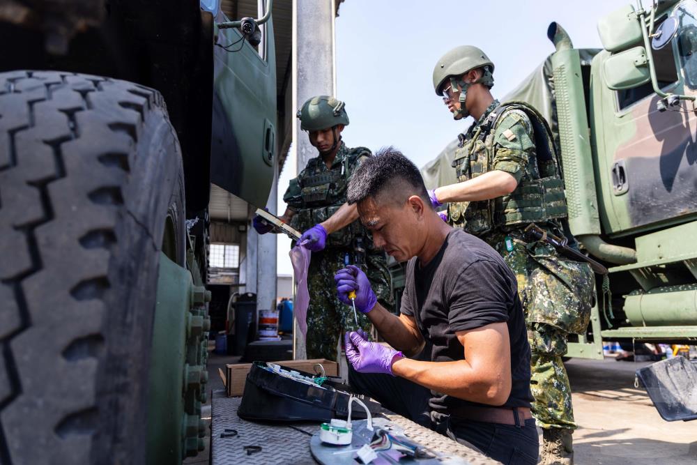 任務結合民間技術人員執行故障檢查及裝備搶修。（軍聞社記者蔡枋澐攝）