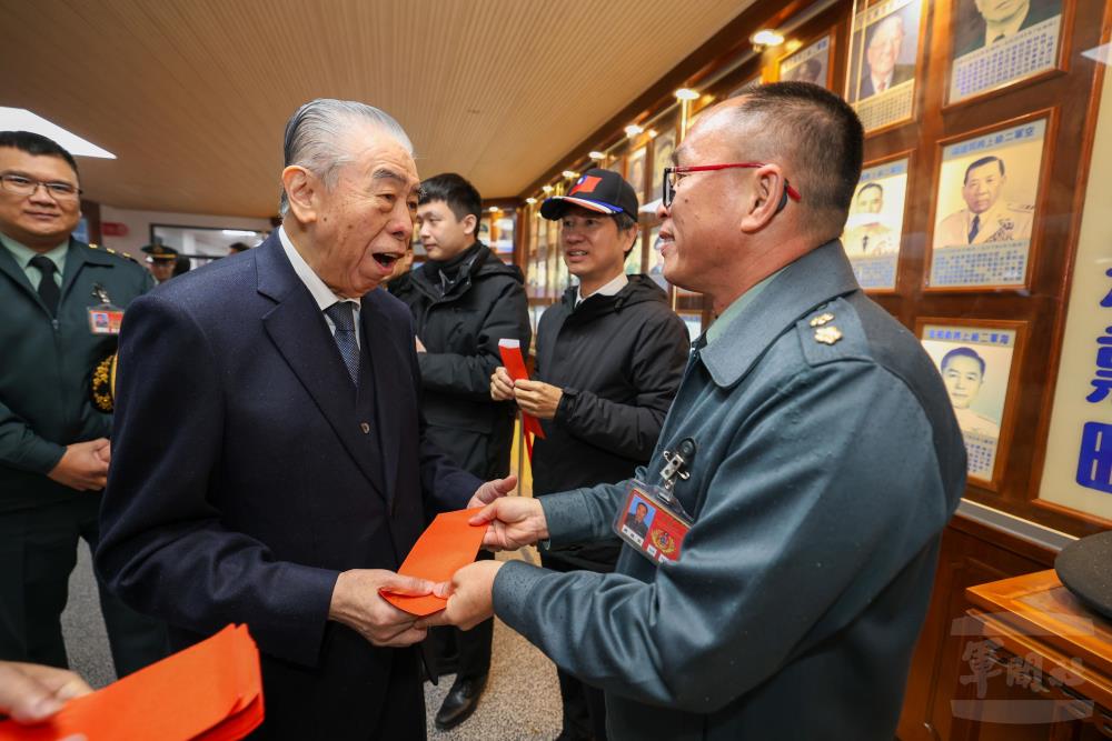 李棟樑新春前夕慰問五指山　向守護英靈官兵致謝