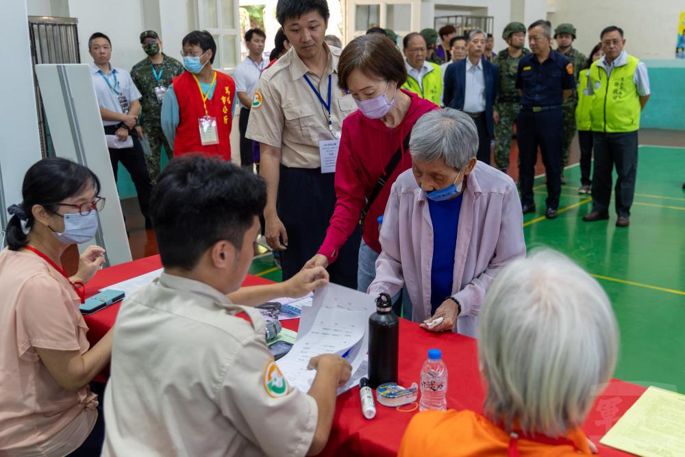 替代役協助災民轉移救濟站收容。（軍聞社記者蔡枋澐攝）