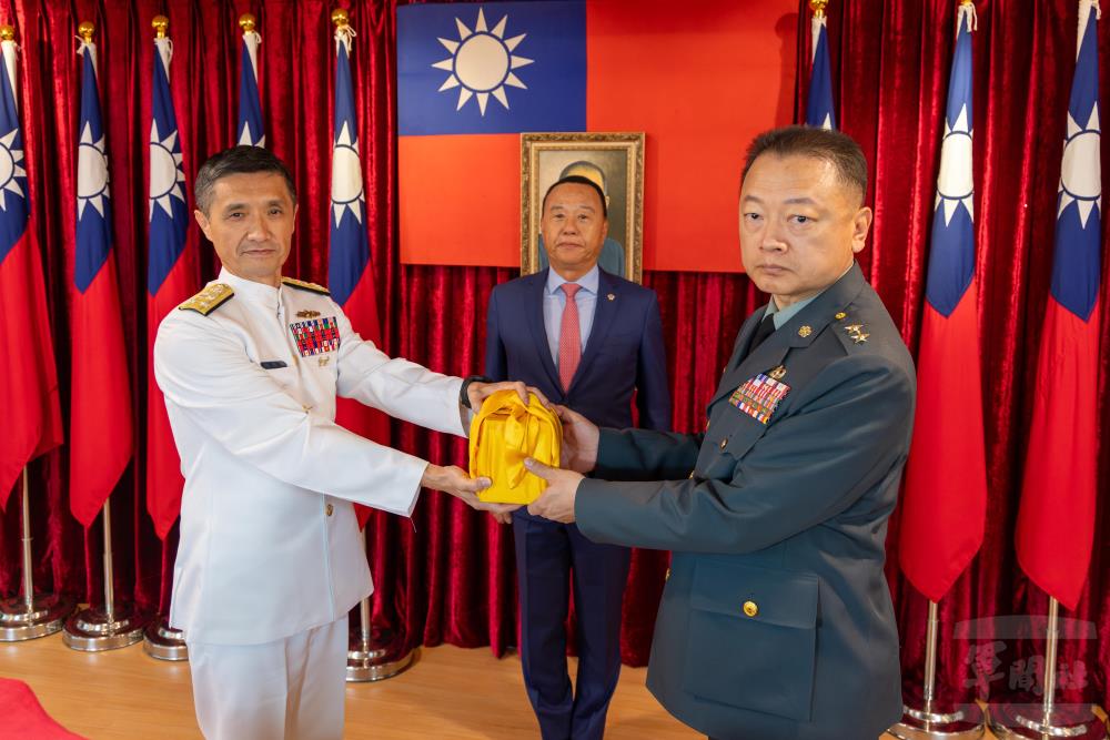 新任官孫中將（右）與原任官陳中將進行印信交接。（軍聞社記者蔡枋澐攝）