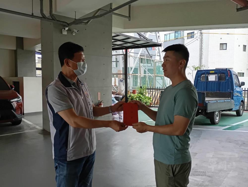 郭姓軍官出院返家療養,臺南市軍人服務站站長劉可雲前往探視並致贈慰問金。(臺南市軍人服務站提供) 郭姓軍官出院返家療養,臺南市軍人服務站站長劉可雲前往探視並致贈慰問金。(臺南市軍人服務站提供)