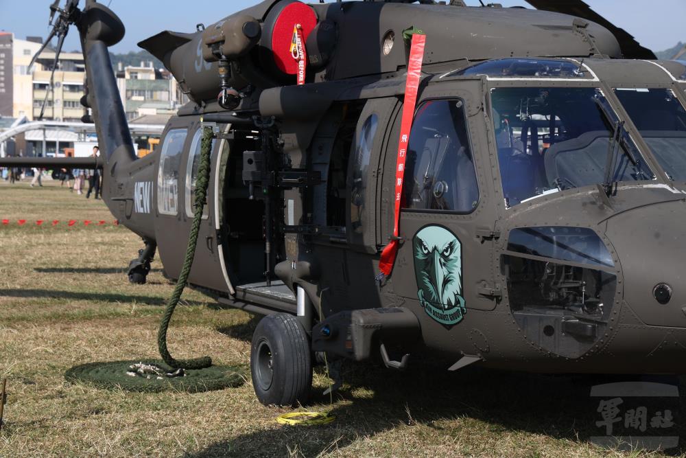 UH-60M黑鷹直升機機身兩側施以「NEW ARMY」、「NEW POWER」及老鷹圖騰低視度彩繪。（軍聞社記者林澤廷攝）