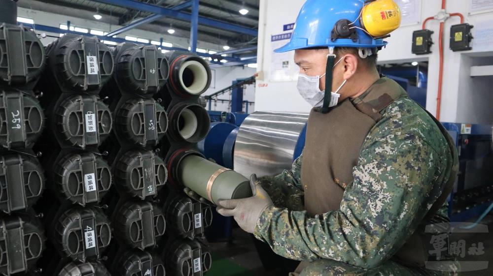 官兵執行裝箱作業。（番社彈藥整修所提供）