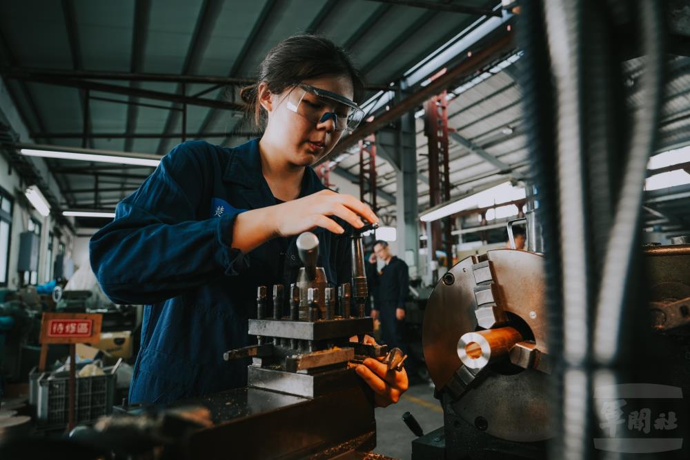 官兵運用銑床執行零附件綜合加工。（軍聞社記者陳傳奇攝）