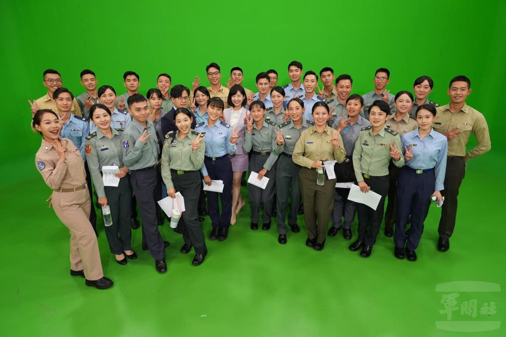 主播與學員於攝影棚合影。（軍聞社記者陳傳奇攝）