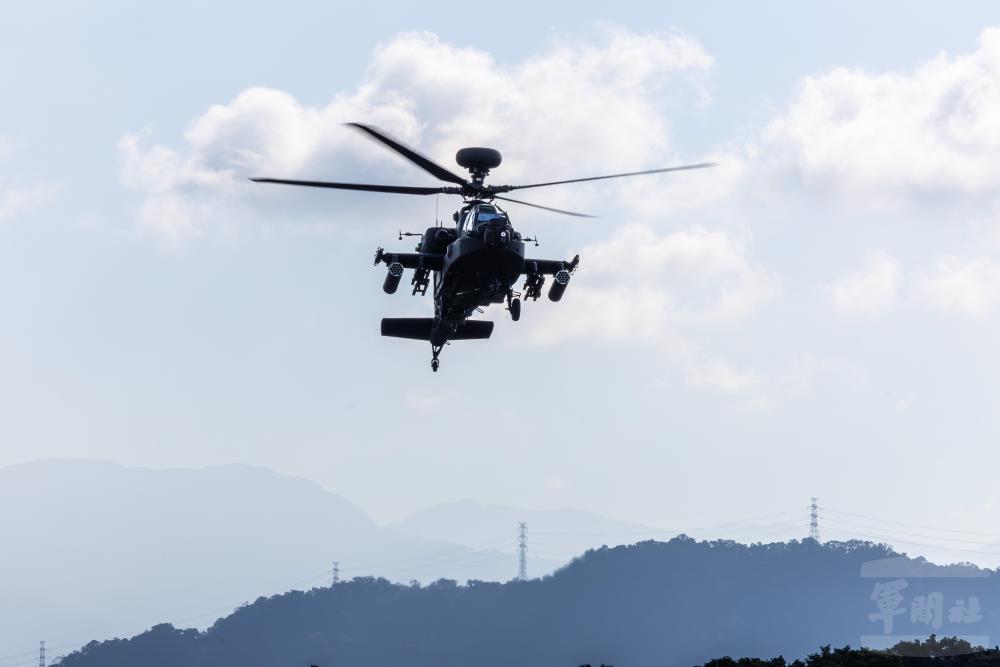 阿帕契攻擊直升機實施駐地訓練。（軍聞社記者蔡枋澐攝）