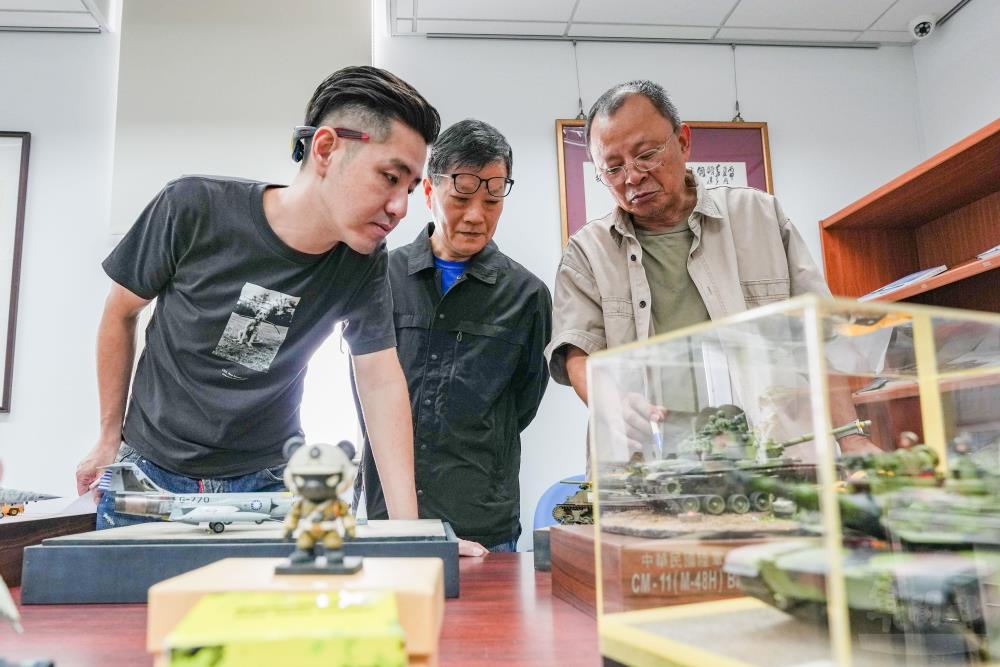 評審委員針對軍事模型創作參賽作品進行評比。（軍聞社記者黃劭恩攝）