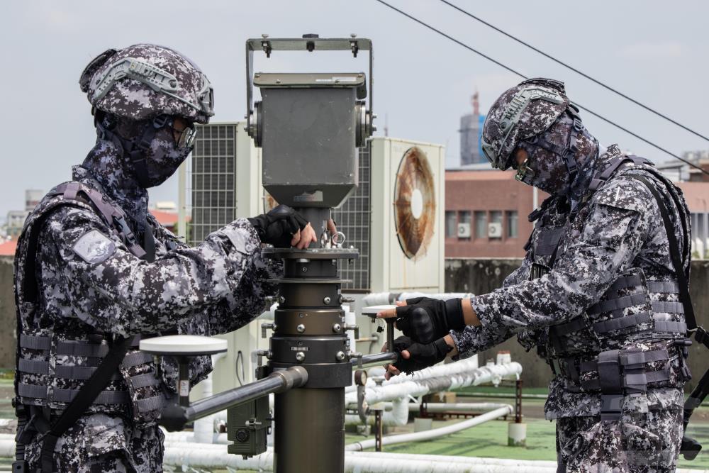 模擬站臺設施受損，通資部隊立即啟動備援機制。（軍聞社記者吳柏融攝）