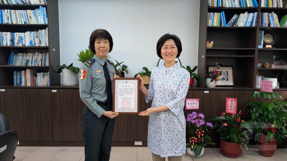 朱處長致贈感謝狀。（國防部提供）