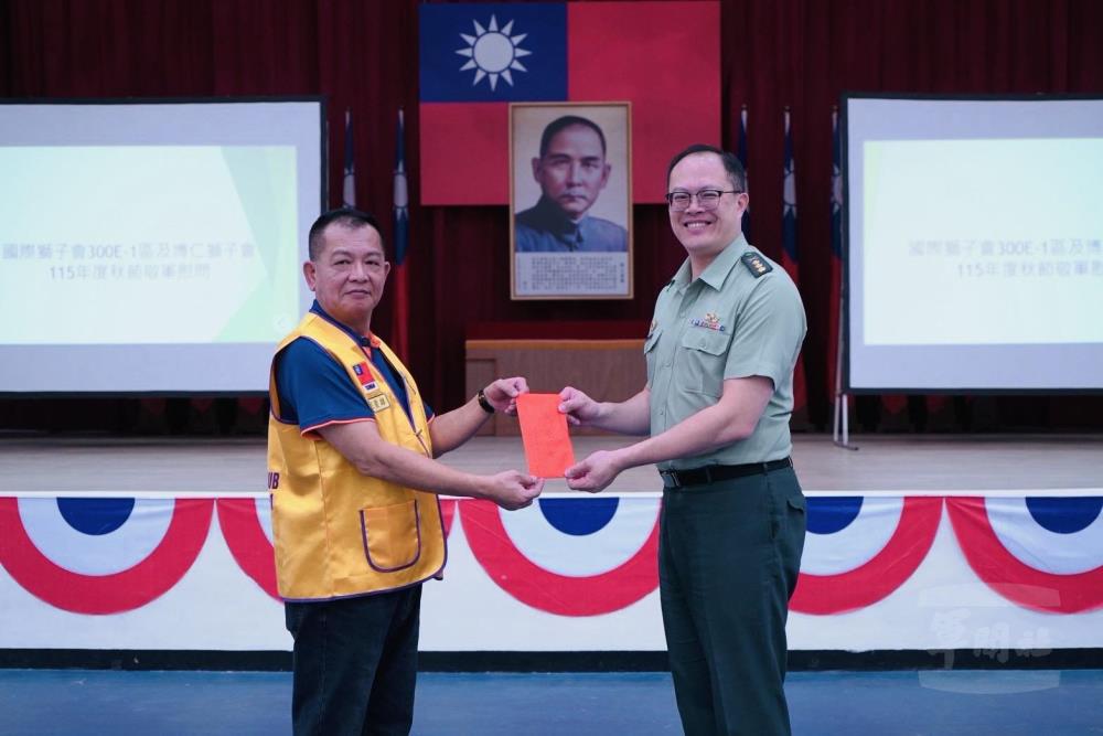 敬軍團致贈慰問金。（臺南市軍人服務站提供）