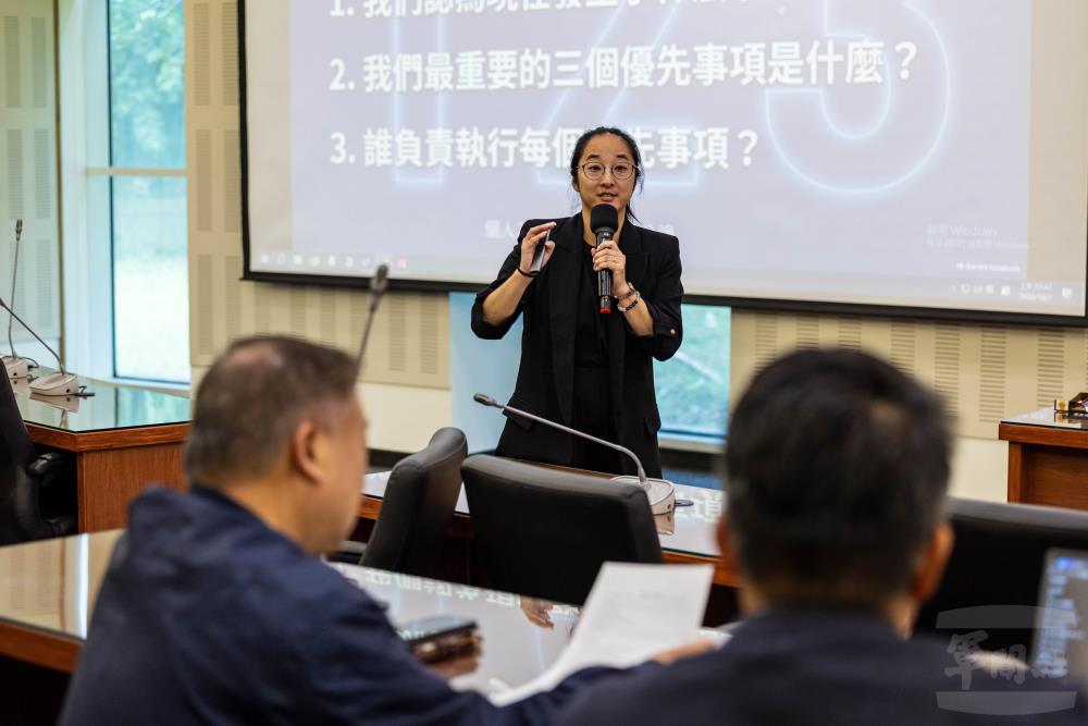 文化大學國貿系助理教授郭芝辰分享「認知設計導向教育遊戲應用於醫學教育團隊合作之重要性」。（軍聞社記者蔡枋澐攝）