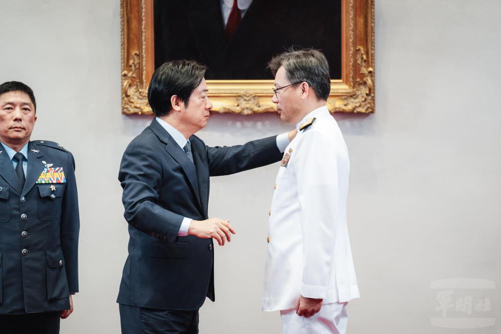 賴總統為李昌富少將授階。（軍聞社記者陳彥樺攝）