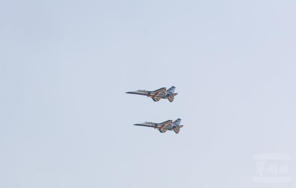 機號1165、1166勇鷹號於上午飛交空軍官校。（軍聞社記者吳柏融攝）