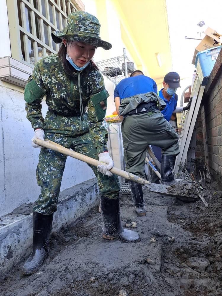 官兵休假期間自發返鄉支援清理家園，與居民合力清運災後廢棄物。（裝訓部提供）