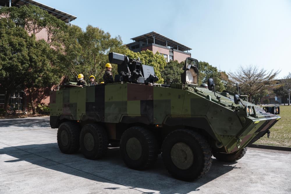 學員進行甲車試乘活動。（軍聞社記者陳彥樺攝）