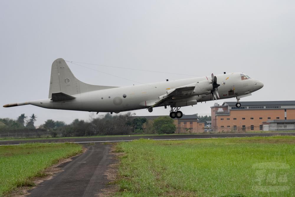 P-3C反潛機起飛。（軍聞社記者林庭暉攝）