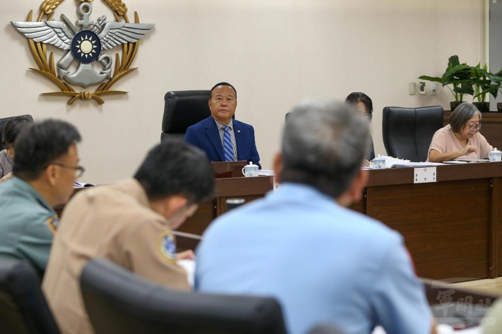 柏副部長聽取專案報告單位實施說明。（軍聞社記者侯凱議攝）