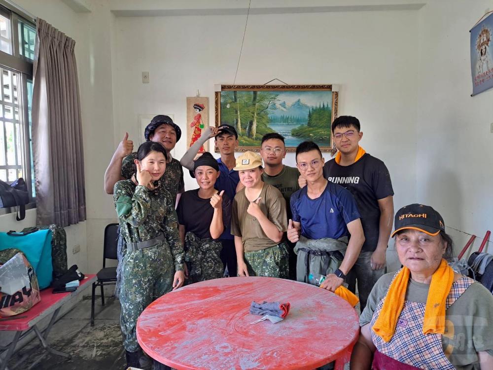 陸軍裝訓部官兵休假期間自發性前往災區，協助民眾清理家園。（裝訓部提供）