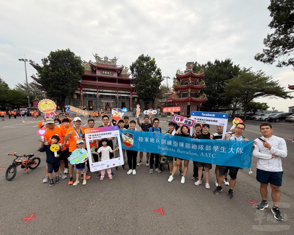 砲訓部日前舉辦家庭日活動，官兵眷屬共襄盛舉，參與馬拉松賽事。（砲訓部提供）